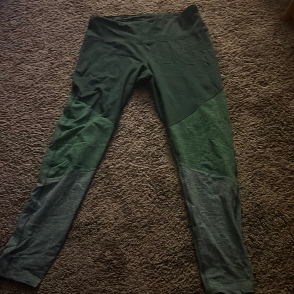 Selling active leggings they are a size XL